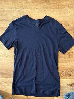 Tommy Hilfiger Men's Small Navy Blue V-Neck T-Shirt with Flag Logo